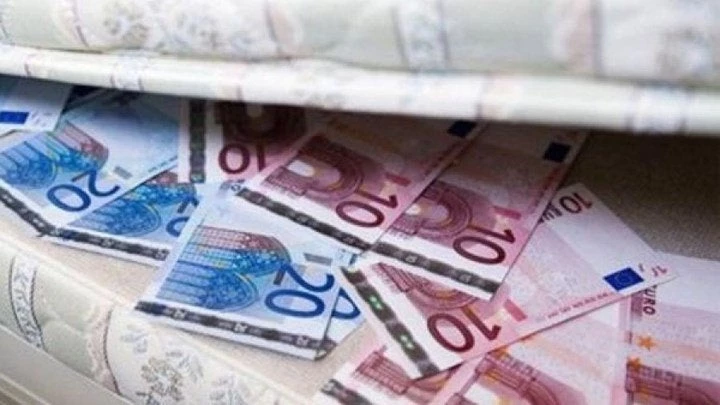 Σε στρώματα και σεντούκια έχουν ακόμη κρυμμένα 32 δισ. ευρώ οι Έλληνες